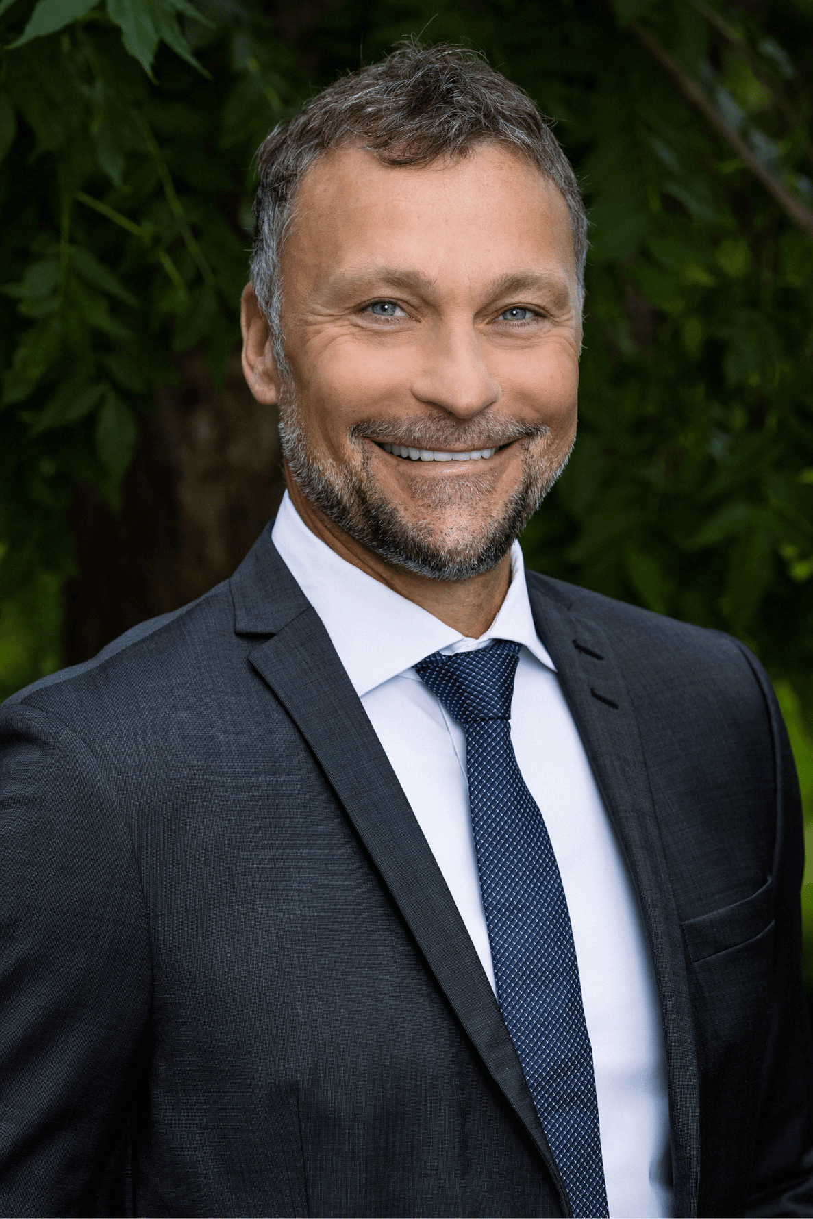 Porträt von Unternehmensberater Christian Phillippovitsch im Anzug